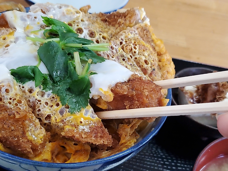 この厚み、ちょっとした腹筋！トップは食堂のモヒート“三つ葉”。ファーストバイトは左から3番目、鍵盤の“ミ”から
