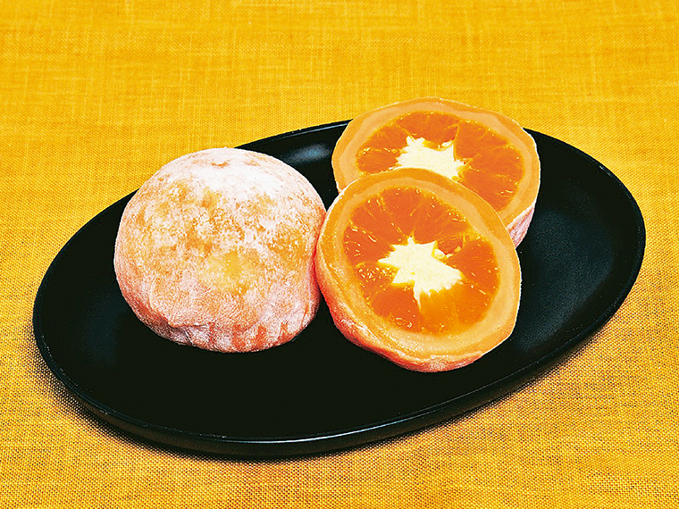 ミカンジュースと生クリーム、 ホワイトチョコを合わせたムース、シロップ漬けのミカン、白あん、皮にはミカン果汁が練り込まれている