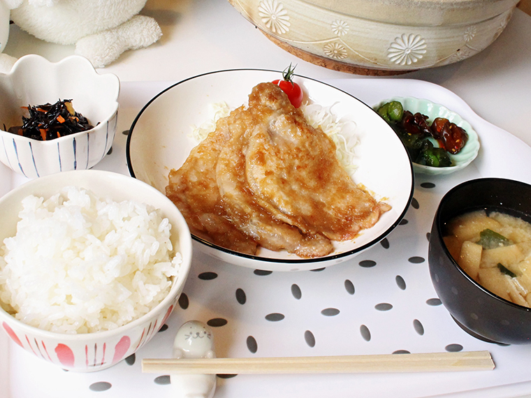 タレが決め手の「豚の生姜焼き（単品）」（600円）。プラス350円で定食にできる（土鍋炊きご飯、みそ汁、小鉢、漬物付き）
