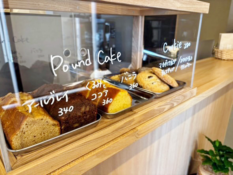 パウンドケーキやクッキーはすべて店内で仕込んでいる。コーヒーのお供にぜひ