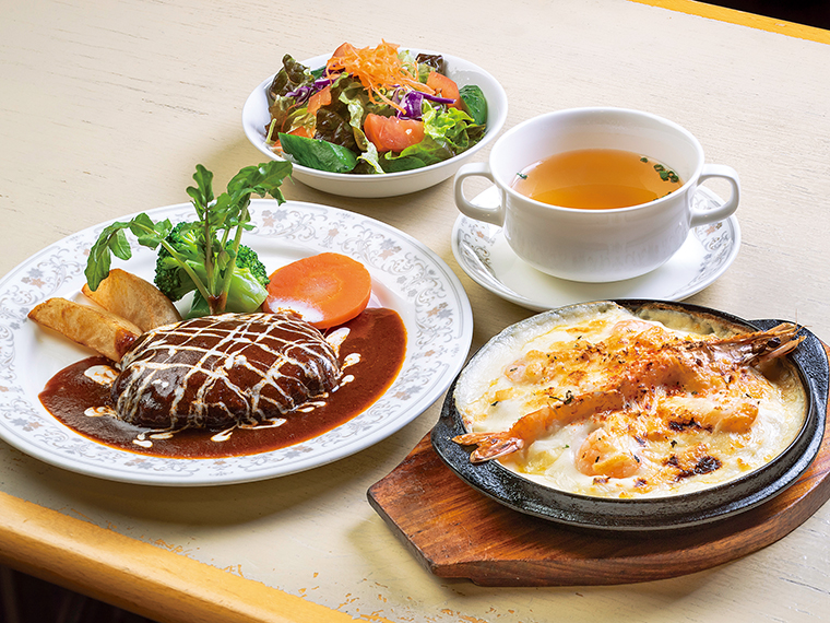 「エビドリア&ハンバーグ」(1,850円)はサラダ、スープ付き。大きなエビが1尾乗ったドリアと本格的なハンバーグのボリュームのある一品。食事メニューにはドリンクセット(300円)でコーヒー、紅茶、フレッシュジュースを付けることもできる