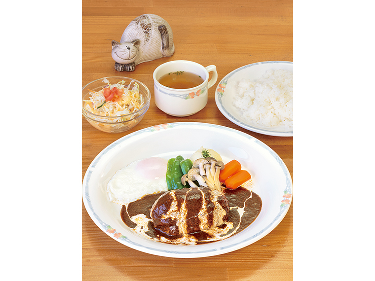 デミグラスソースと生クリームをかけた「クレーマーハンバーグセット」（1,900円）。ライスはいわき産コシヒカリを使用　