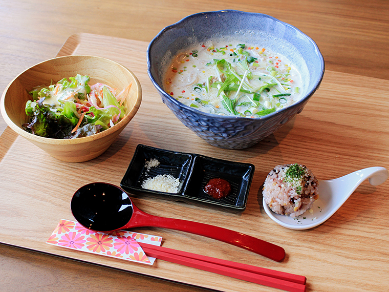 「豆乳寺巣そば」(1,380円)。〆に十五穀米「きづな結び」をスープに混ぜ、リゾット風にしていただこう。お好みでチーズ・辛子味噌をトッピングして味変も楽しめる
