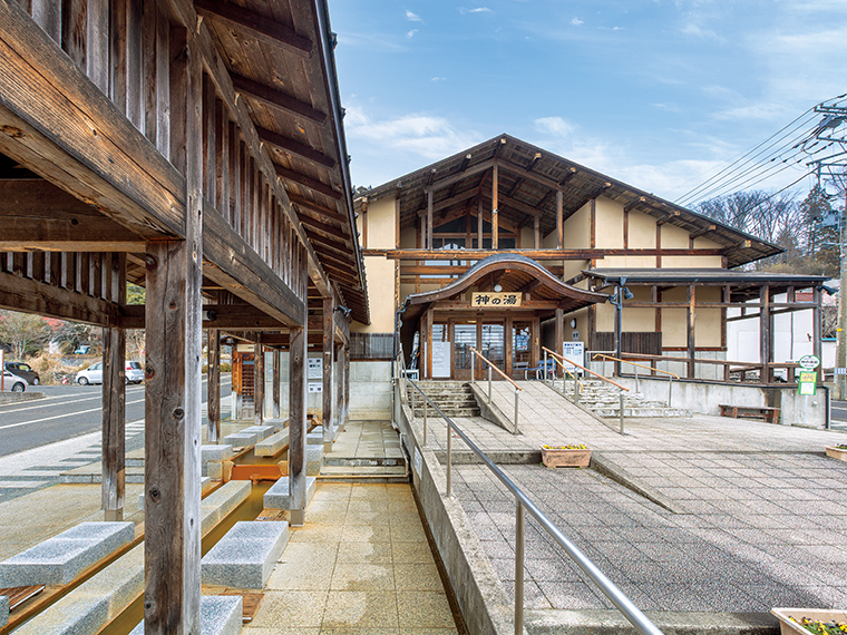 遠刈田温泉は古くから言い伝えられている「ウナギとカニの伝説」から足腰に効くという。日帰り入浴・宿泊の詳細は下記の「蔵王町観光物産協会」HPを参照
