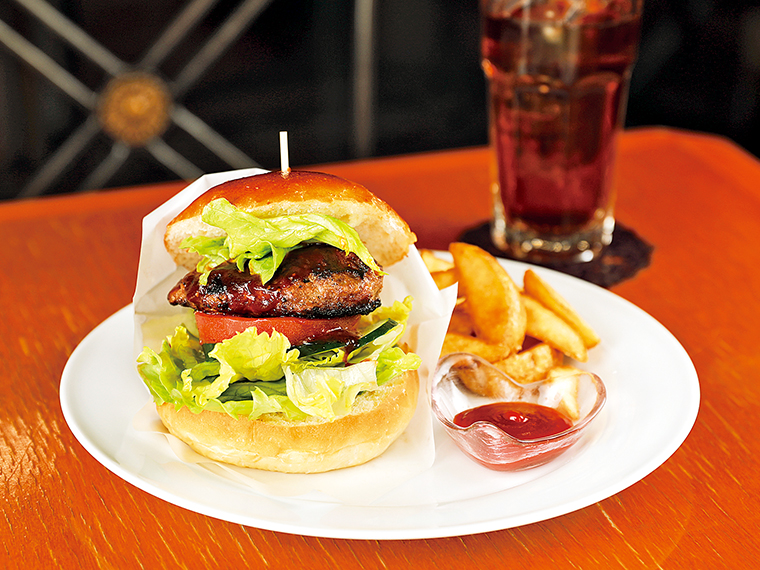 ポテトと選べるドリンクが付く「石川バーガーセット」(847円)。ボリューミーなハンバーガーは食べ応え抜群。単品(673円)も提供