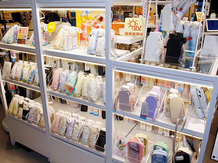 春から夏にかけて人気のUVカット晴雨兼用傘も豊富に用意