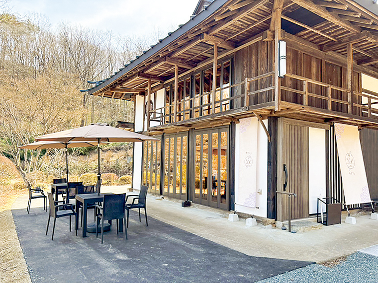 「陽林寺」の旧衆寮を改装した寺カフェからは、四季折々の風景も楽しめる