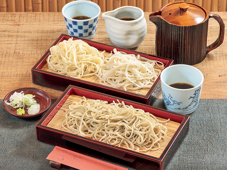 香りの違いが楽しい「三色そば」（1,100円）。そば猪口が2つ付くので、薬味の有無を分けて楽しめる