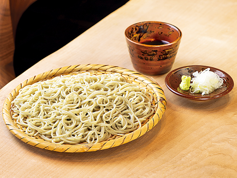 石臼で自家製粉したそばを外一で仕上げた「せいろ」(900円)