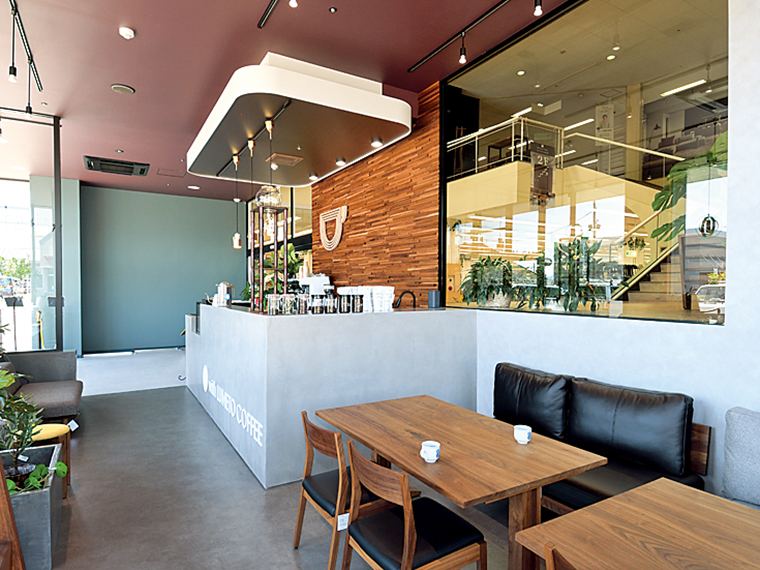 1階入り口にあるカフェ「MASTERWAL CAFE with LUMETO COFFEE(マスターウォール カフェ ウィズ ルメートコーヒー)」。店内の家具は全て購入可能