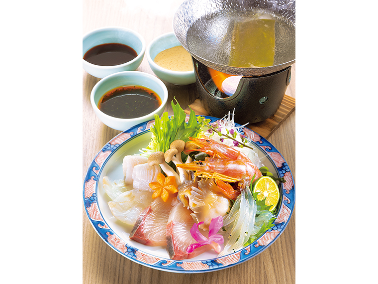 生でも食べられる新鮮魚介類を出汁にくぐらせて味わう贅沢な「海鮮しゃぶしゃぶ」。3種の自家製つけダレ(松川浦産あおさ入りポン酢・ごまタレ・ピリ辛タレ)で召し上がれ。他にも小鉢・前菜・刺身・揚物・煮物・蒸物・ご飯・お椀・デザートまで相馬づくし