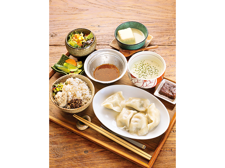 「水餃定食」(水餃5ヶ・1,150円)。麦飯、または白飯を選べる