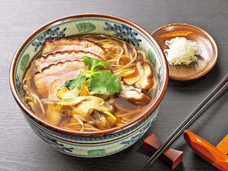 「鴨南蛮蕎麦」(1,600円)。甘辛く煮た手羽と、低温調理でしっとり柔らかく仕上げた胸肉の2種類がのる
