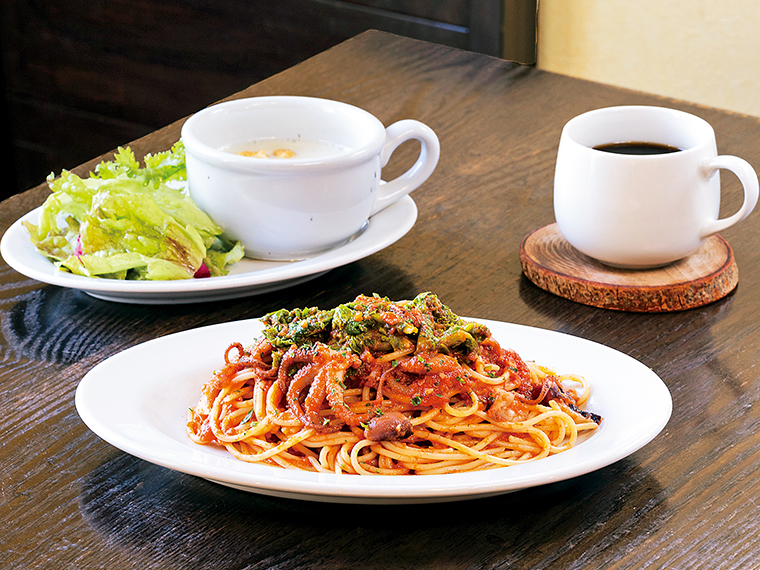 パスタランチの一例。写真は「イイダコと菜の花のトマトソース」(1,270円)