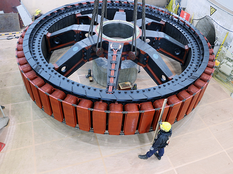 直径約7メートル、重さはなんと約145トンもある発電機の回転子を取り外した