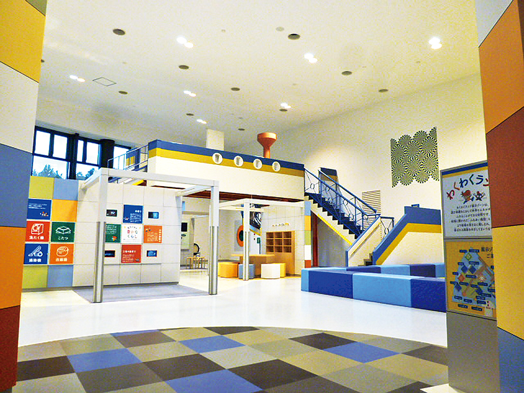 新地発電所内『わくわくランド』は発電所の仕組みが分かる展示室や大型遊具、芝生広場を併設