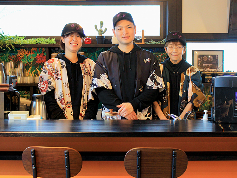 笑顔で迎えてくれるスタッフの皆さん。料理は卓上に設置されている二次元コードから注文できる