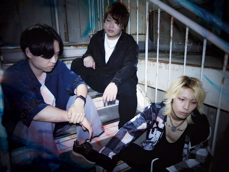 左からDr.Yoon Yong Tae(ユンヨンテ)、Ba.SHUN(シュン)、Gt.kanryo(カンリョ)