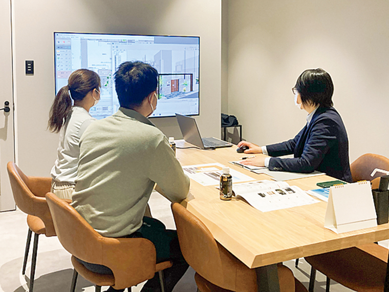 打合せでは専門スタッフが丁寧に対応。庭、外構、建築、不動産まで、住まいのことをワンストップで相談できるのが強み