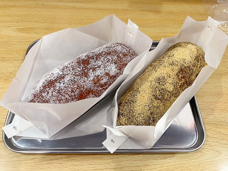 昔ながらの味わいが楽しめる「あげパン（砂糖）」（150円）と「あげパン（きな粉）」（170円）
