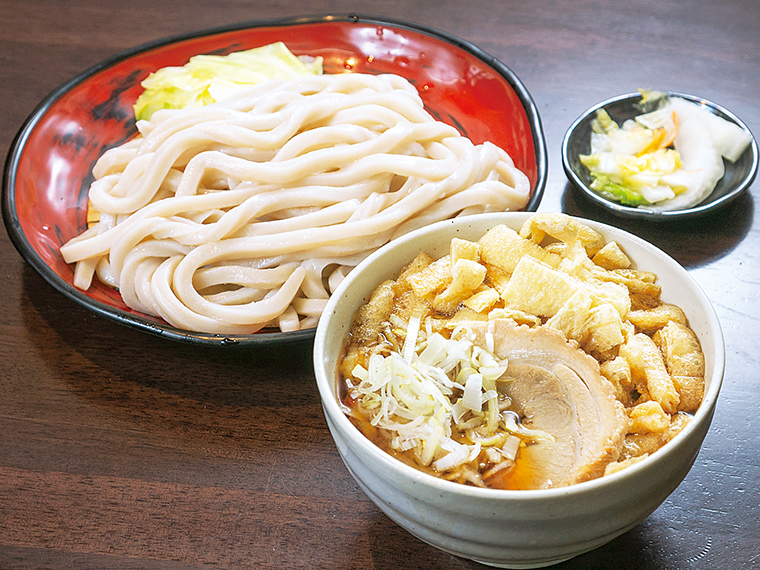 「肉汁うどん」の中盛り(茹で上がり約520g・830円)。麺量は並(350g・780円)から特大(1,050g・1,080円)まで選べる