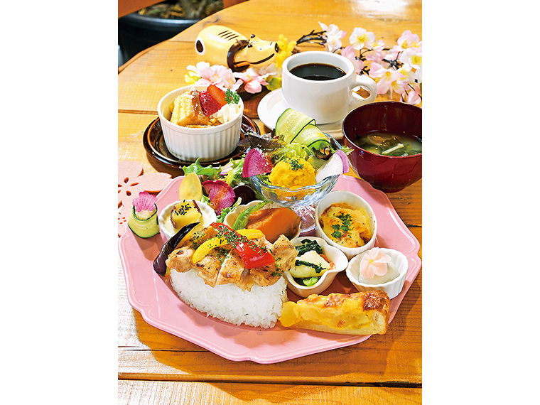 旬の野菜たっぷりがうれしい「炙りチキンライス風ランチプレート」はデザートとドリンクセットで2,000円