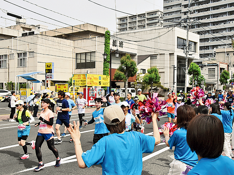 福島市を駆け抜けるランナーに沿道から声援を！ 