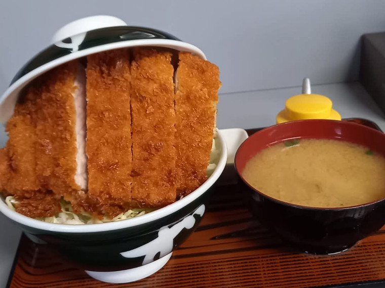 まるで蓋で押さえたげんこつ!圧巻ビジュアルのソースかつ丼(900円/部員提供)