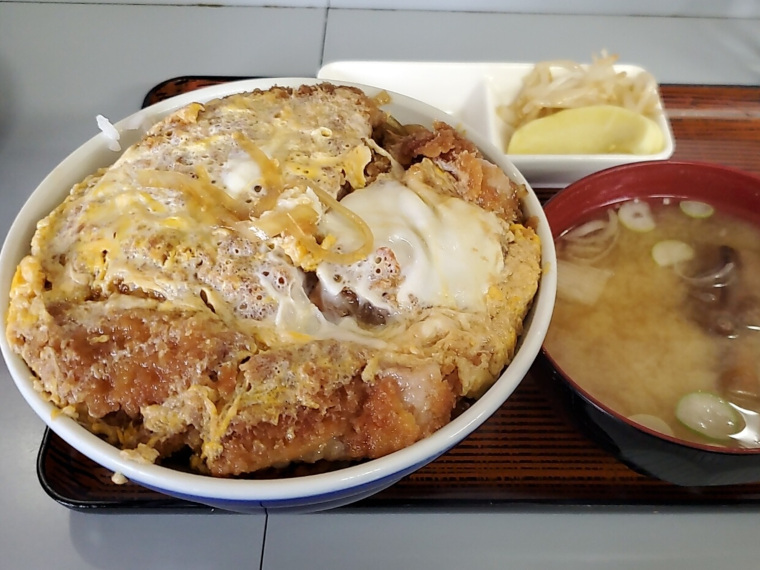 しっかりめにとじられたかつ丼は肉厚で食べ応え十分