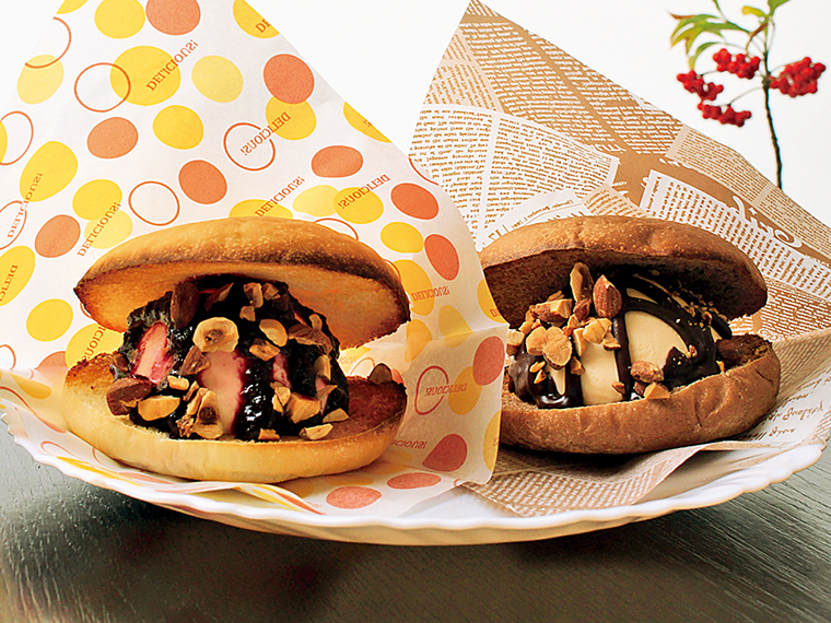 「おのまち小町アイスバーガー(左からブルーベリー、チョコレート)」(各450円)。町内産の黒ニンニクを使用した「黒にんにくチョコソース」の他、季節ごとの限定メニューが登場するので要チェック!