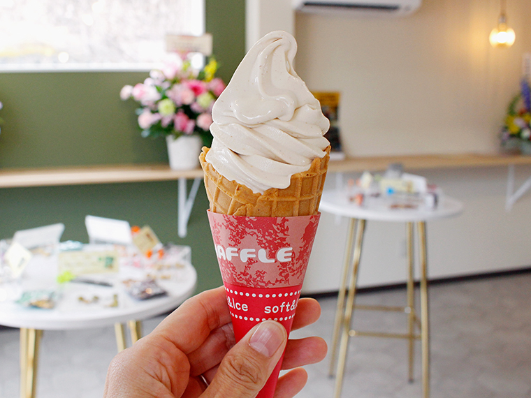 「アイヅピーナツソフトクリーム」（540円）は、さらに風味豊かで濃厚な味わいに