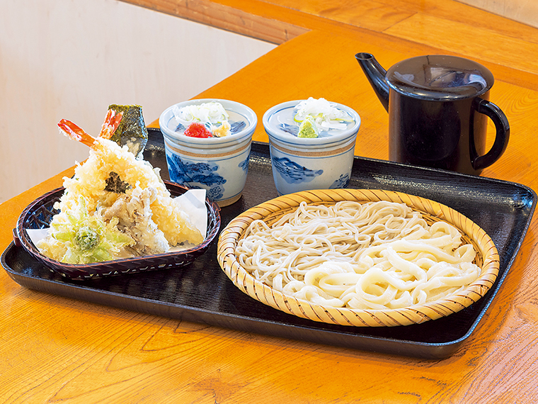 「天合もり」(1,680円)。うどんの薬味にはショウガともみじおろしが付く。つゆに入れると味に変化が付き、最後までおいしく味わえる