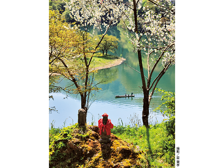 【遅い春の訪れを待ちわびる旧三更（みふけ）集落の霧幻地蔵（大沼郡金山町三更地内）※2023年5月上旬撮影】［撮影機種：Canon EOS R5、シャッター速度 1／800、F16、絞り優先］