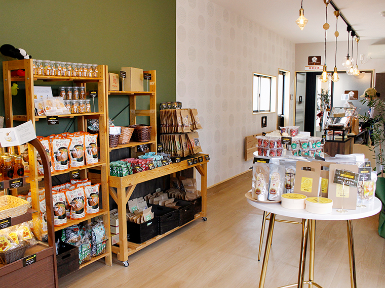 物販コーナーもリニューアル。店の奥にカフェスペースがある