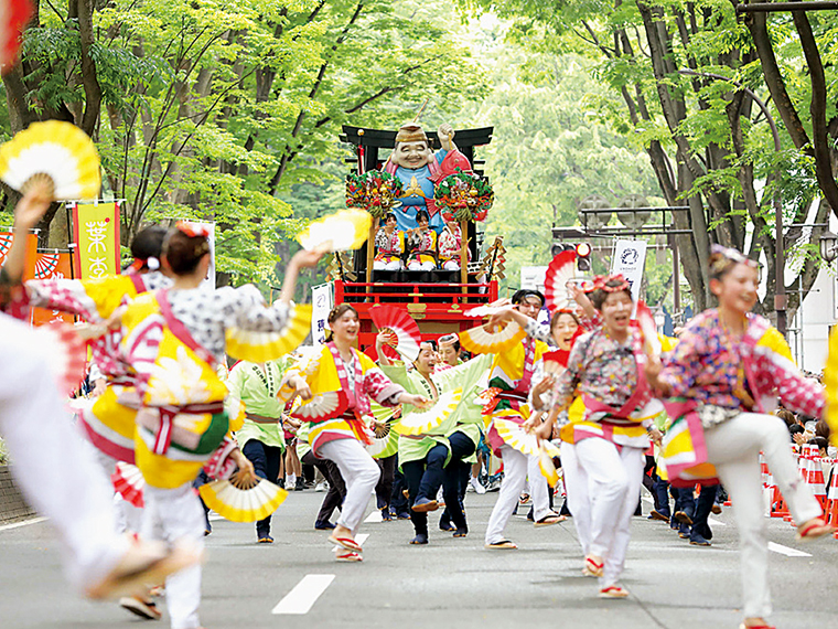 時代行列を盛り上げるすずめ踊りと仙台山鉾