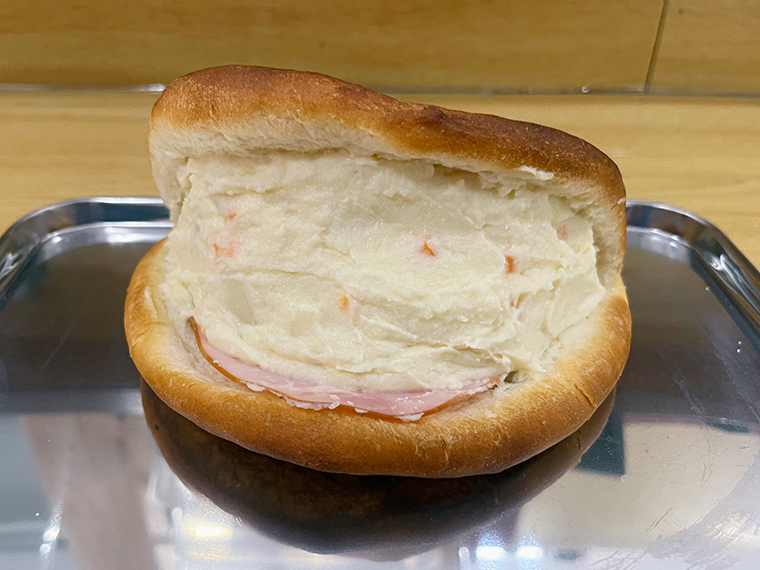 人気の「ぽてさらハムパン」。重量感のあるポテトサラダを挟んでおり、満足感たっぷり