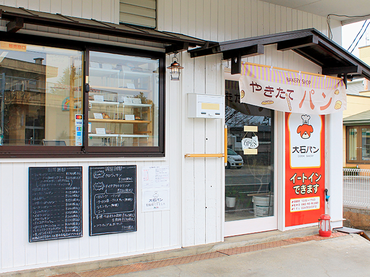 パンの購入は左側の窓口から。店内にはイートインコーナーも完備している