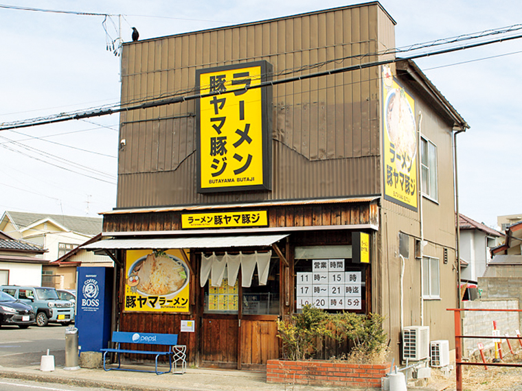 鮮やかな黄色い看板が目印