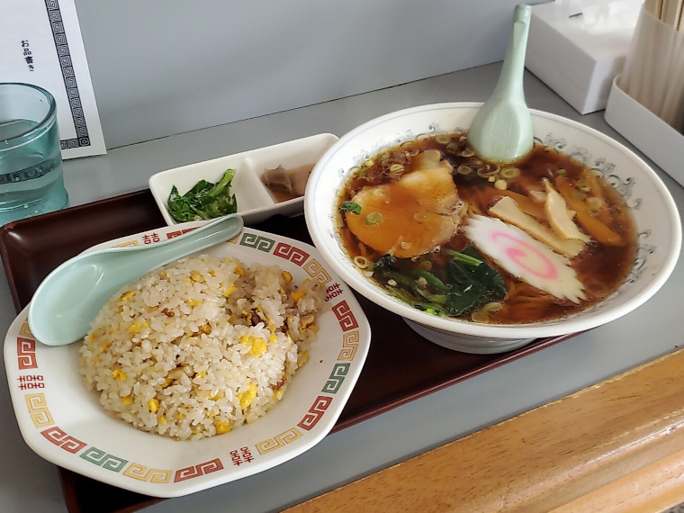 ラーメン(600円)+半チャーハン(350円)はバリュー価格