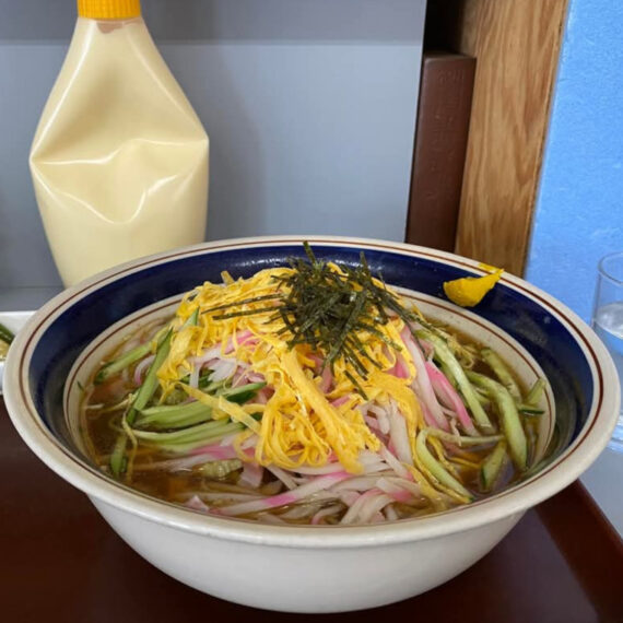「大盛り冷やし中華」(800円+大盛り100円/部員提供)