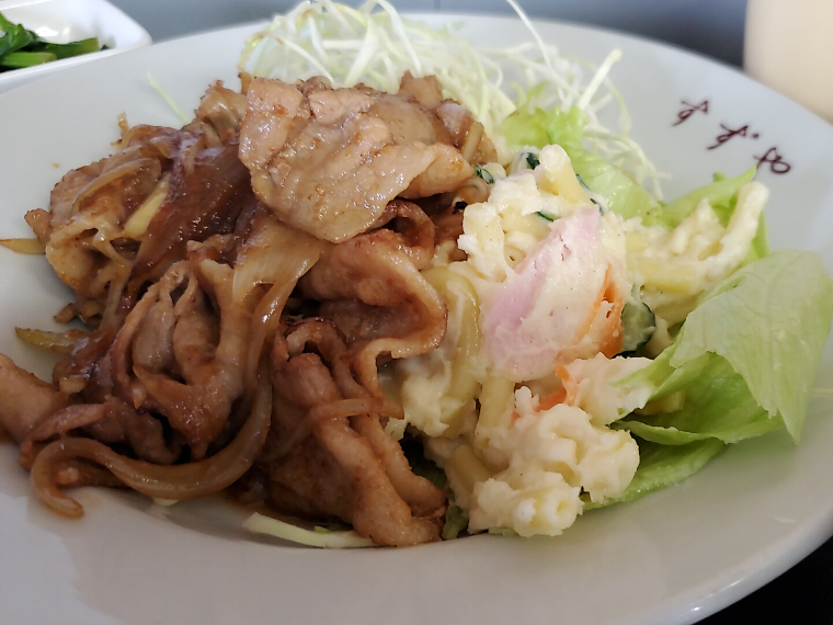 脂身こそ醍醐味!濃厚タレが絡んだ豚バラ。マカポテサラダは良いとこ取りな融合