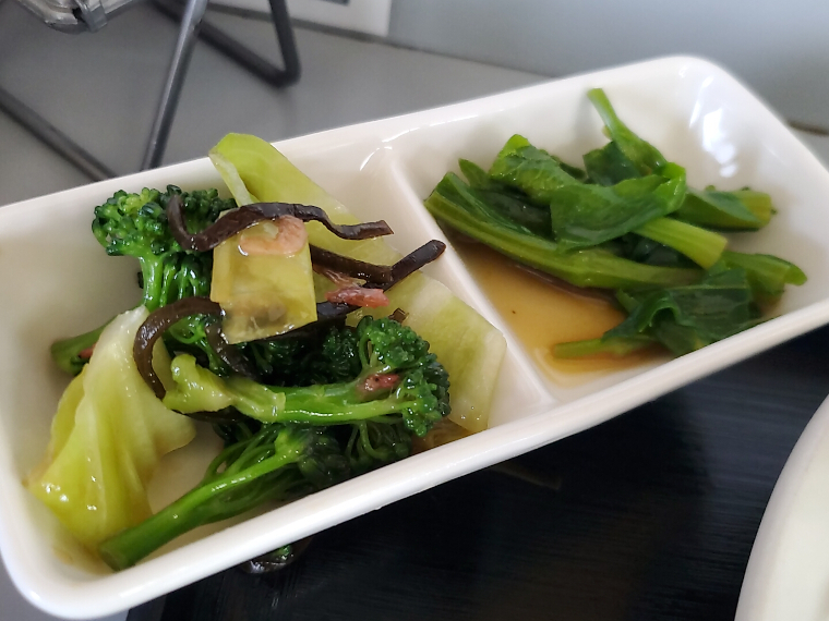 小鉢も体に良さそうな野菜が日替わりで2種