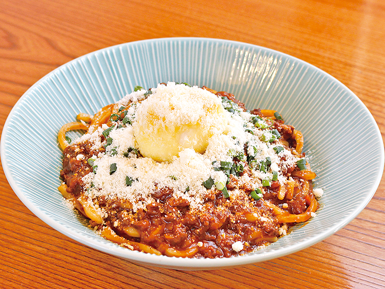 「ボロネーゼうどん」(1,000円)。半熟玉子の天ぷらを崩したり、粉チーズを絡めたりして味変を楽しんで