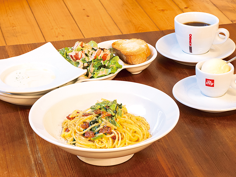 「パスタセット」(1,120円~)は、パン、サラダ、スープ、ドリンク、デザートが付く