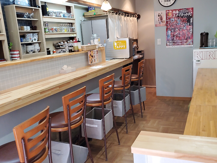 ディスプレイも楽しいキレイな店内。奥には店主取り寄せのワンカップもずらり