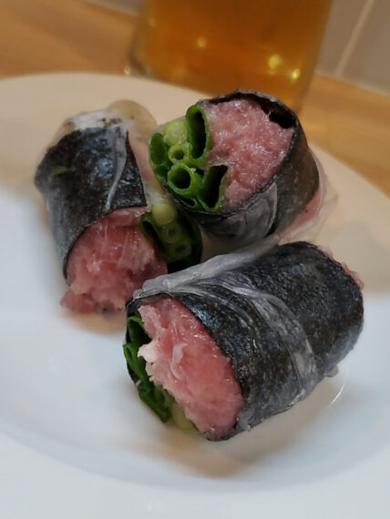 食感も楽しい「ネギトロ生春巻き」(500円)