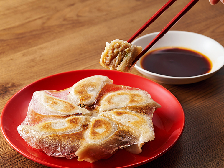 「特製手作り焼き餃子」(1人前6個・990円)。冷凍で持ち帰りもできる(10個・1,200円、20個・2,400円)