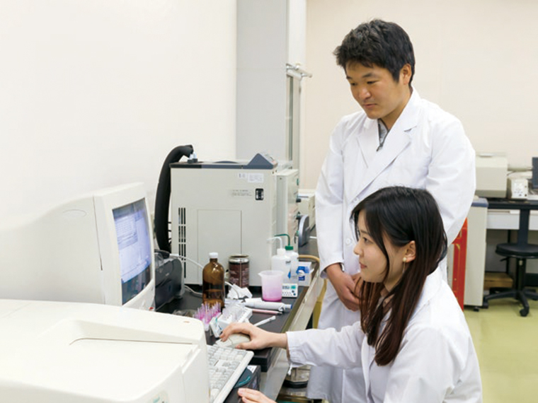 幅広い実習科目で調剤技術を学ぶ薬学部