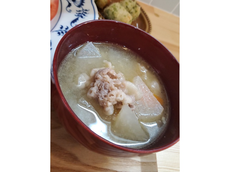 味噌汁ではなくいつも豚汁なのがうれしい