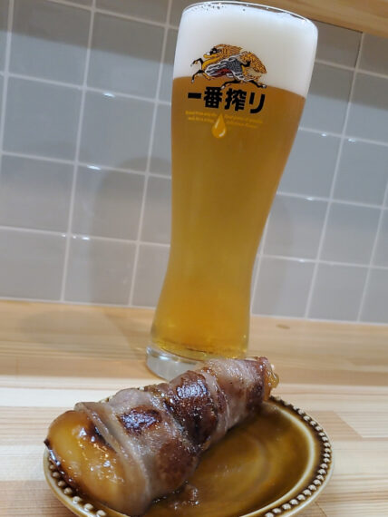 しょっぱい+甘いの共演。「肉巻きみたらし団子」(400円)